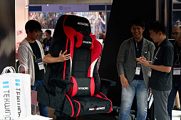 画像ギャラリー No.002のサムネイル画像 / ［TGS 2018］ゲーマー向けチェアのAKRacingブースで披露された，ケイン・コスギさんの筋肉体操の模様をレポート