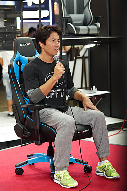 画像ギャラリー No.010のサムネイル画像 / ［TGS 2018］ゲーマー向けチェアのAKRacingブースで披露された，ケイン・コスギさんの筋肉体操の模様をレポート