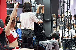 画像ギャラリー No.017のサムネイル画像 / ［TGS 2018］ゲーマー向けチェアのAKRacingブースで披露された，ケイン・コスギさんの筋肉体操の模様をレポート
