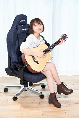 画像ギャラリー No.032のサムネイル画像 / 岡山デニムを使用したAKRacingのゲーマー向けチェアが販売中。置く場所を選ばない同商品の魅力を写真いっぱいでお届け【PR】