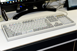 画像ギャラリー No.002のサムネイル画像 / アナログ入力対応キーボード「REALFORCE108UH-ANLG」の新ファームウェア適用版レビュー。ゲームパッドモードにおける使い勝手の向上を確認する
