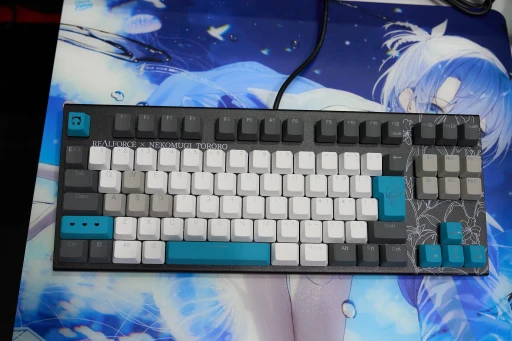 画像ギャラリー No.004のサムネイル画像 / 「REALFORCE GX1」のコラボモデルが出展中。VTuber猫麦とろろさんモデルと，ガンダムコラボ4製品をチェックしてきた［TGS2025］