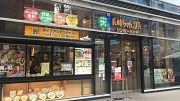 画像ギャラリー No.006のサムネイル画像 / 「龍が如く6 命の詩。」ゲーム内に登場する飲食店が,歌舞伎町の新宿東宝ビル1階でラッピング店舗を展開