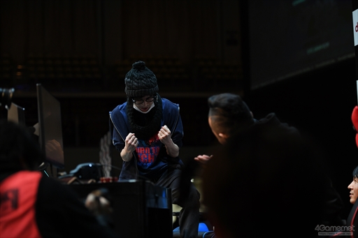 画像ギャラリー No.002のサムネイル画像 / 【速報】［EVO Japan］「THE KING OF FIGHTERS XIV」部門の優勝は日本のM'選手。Winner'sのままEVO Japan覇者の栄冠を手にした
