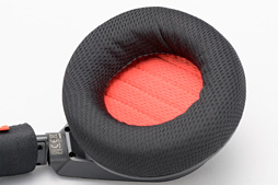画像ギャラリー No.004のサムネイル画像 / HW短評：Plantronics「RIG Surround」（1）ヘッドセットの巨人によるゲーマー向けモデルの外観をチェック