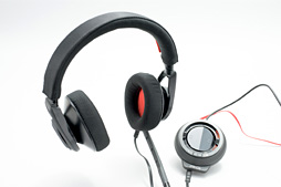 画像ギャラリー No.002のサムネイル画像 / HW短評：Plantronics「RIG Surround」（2）ユニークな付属サウンドデバイスを見てみる