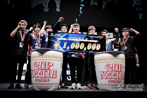 画像ギャラリー No.004のサムネイル画像 / ［EVO Japan］「鉄拳7」部門優勝はBook選手。タイの英雄と呼ばれる同選手が悲願のビッグタイトルを獲得