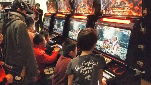 画像ギャラリー No.014のサムネイル画像 / 「鉄拳7FR」×新日コラボが発表された「大プロレス祭り2017」レポート。オカダ・カズチカ選手のコスチュームを纏い，キングが「レインメーカー」を繰り出す