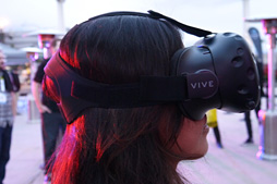 画像ギャラリー No.006のサムネイル画像 / ［CES 2016］HTCが公開した2つめの開発キット「Vive Pre」，内蔵アウトカメラは安全性向上のため？ 複数のデモで試してきた