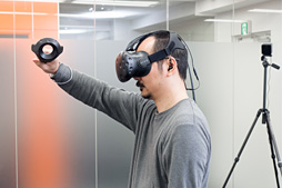 画像ギャラリー No.016のサムネイル画像 / 徳岡正肇の これをやるしかない！：VR空間内を歩き回れる夢のシステム「HTC Vive」が持つ可能性と課題について考える