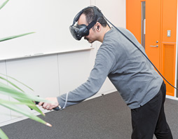 画像ギャラリー No.041のサムネイル画像 / 徳岡正肇の これをやるしかない！：VR空間内を歩き回れる夢のシステム「HTC Vive」が持つ可能性と課題について考える