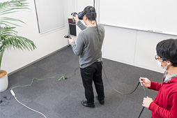 画像ギャラリー No.051のサムネイル画像 / 徳岡正肇の これをやるしかない！：VR空間内を歩き回れる夢のシステム「HTC Vive」が持つ可能性と課題について考える