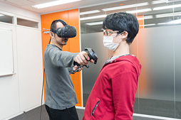 画像ギャラリー No.079のサムネイル画像 / 徳岡正肇の これをやるしかない！：VR空間内を歩き回れる夢のシステム「HTC Vive」が持つ可能性と課題について考える
