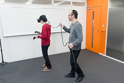 画像ギャラリー No.081のサムネイル画像 / 徳岡正肇の これをやるしかない！：VR空間内を歩き回れる夢のシステム「HTC Vive」が持つ可能性と課題について考える