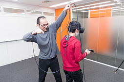画像ギャラリー No.082のサムネイル画像 / 徳岡正肇の これをやるしかない！：VR空間内を歩き回れる夢のシステム「HTC Vive」が持つ可能性と課題について考える