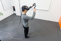 画像ギャラリー No.085のサムネイル画像 / 徳岡正肇の これをやるしかない！：VR空間内を歩き回れる夢のシステム「HTC Vive」が持つ可能性と課題について考える