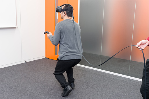 画像ギャラリー No.086のサムネイル画像 / 徳岡正肇の これをやるしかない！：VR空間内を歩き回れる夢のシステム「HTC Vive」が持つ可能性と課題について考える