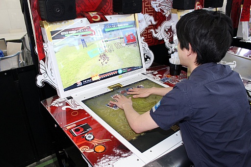 画像ギャラリー No.013のサムネイル画像 / セガ・インタラクティブの「SEGA PRIVATE SHOW 2016 SUMMER」に，装いも新たになったシリーズ最新作「三国志大戦」が出展。そのプレイレポートをお届け