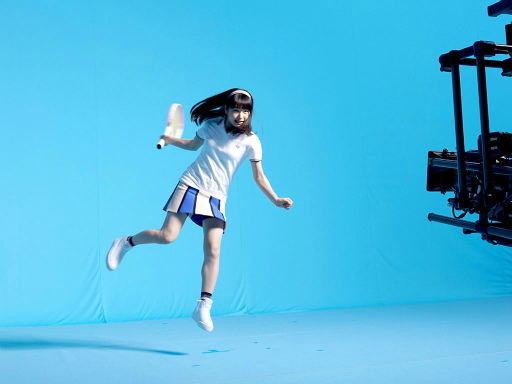 画像ギャラリー No.007のサムネイル画像 / 「白猫テニス」，女優の桜井日奈子さんを起用した新CMが8月1日にオンエア。ガチャピン，コナンらコラボキャラ達も登場