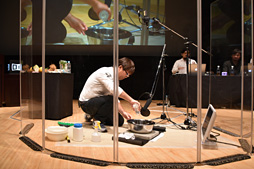 画像ギャラリー No.013のサムネイル画像 / バイオハザード7のサウンドチームがそのメイキングを実演。効果音に必要なのは糸こんにゃくとローション，洗面器!?