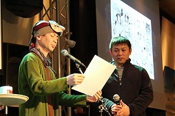 画像ギャラリー No.005のサムネイル画像 / 「ボコスカウォーズII」の発売記念イベントが開催。前作の発売から33年間シリーズを支えてきた人達に，監督のラショウ氏が感謝を示した