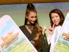 ［TGS 2016］椿鬼奴さんとダレノガレ明美さんが競馬実況でガチンコバトル。「ダービースタリオン マスターズ」のステージイベントをレポート