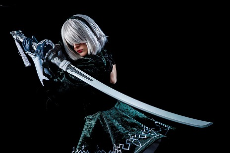 画像ギャラリー No.006のサムネイル画像 / 「NieR:Automata」2Bの剣「白の契約」を再現したスマート・トイ，予約受付を本日開始。斬撃音や2Bのセリフも楽しめる
