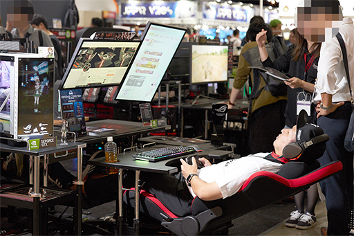 画像ギャラリー No.010のサムネイル画像 / ［TGS 2018］デスクの狭さに悩むゲーマーはTGS 2018の「バウヒュッテ×ROG」ブースへGO！　ゲーマー向けデバイスと家具を同時に試せる