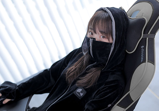 画像ギャラリー No.001のサムネイル画像 / Bauhutte，今年もゲーマー向け着る毛布「ダメ着」の販売を開始