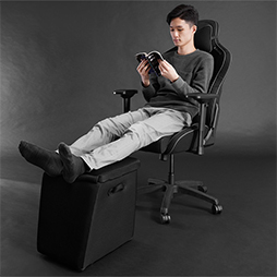 画像ギャラリー No.008のサムネイル画像 / 着用したままゲームをプレイできるゲーマー向けフットマッサージャーが登場。未使用時は足置きにもなる