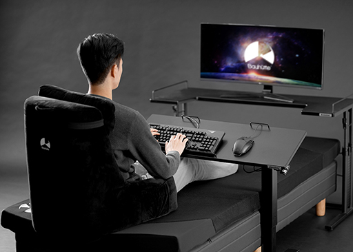 画像ギャラリー No.002のサムネイル画像 / ベッドが大きな座椅子になるゲーマー向けサイドテーブルが登場