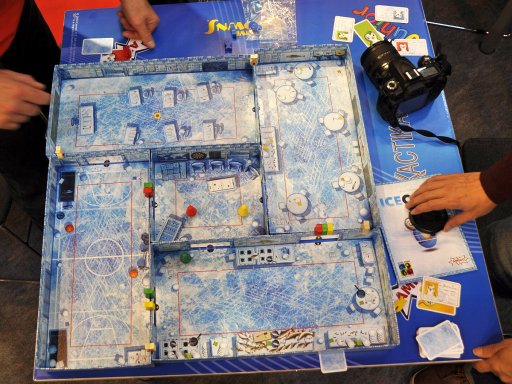 画像ギャラリー No.008のサムネイル画像 / ［SPIEL’16］ペンギンをはじいて魚をゲットせよ！　そこはかとない戦略性が魅力のアクションボードゲーム「ICECOOL」を遊んでみた