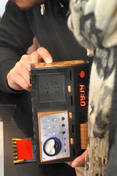 画像ギャラリー No.007のサムネイル画像 / ［SPIEL’16］小型化の秘密は円盤にあり？ 会場で大人気の卓上版「リアル脱出ゲーム」を遊んでみた