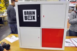 画像ギャラリー No.010のサムネイル画像 / ［SPIEL’16］小型化の秘密は円盤にあり？ 会場で大人気の卓上版「リアル脱出ゲーム」を遊んでみた