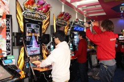 画像ギャラリー No.021のサムネイル画像 / 「The 6th KONAMI Arcade Championship」開幕記念イベントレポート。前チャンピオンとゲスト陣が，全11タイトルの見どころを解説
