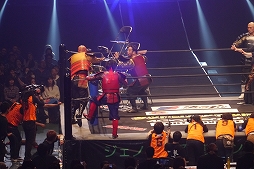 画像ギャラリー No.012のサムネイル画像 / 鎧姿の戦国武将がプロレスのリングに飛ぶ！　「信長の野望〜俺たちの戦国〜」とプロレスがコラボした戦国武将マッチをレポート