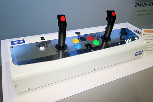 画像ギャラリー No.002のサムネイル画像 / タニタ，PS4用「ツインスティック」の試作機をCES 2019で公開。製品版に向けてボタン配置はなお検討中
