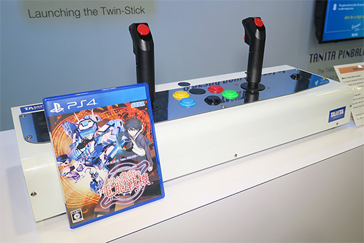 画像ギャラリー No.003のサムネイル画像 / タニタ，PS4用「ツインスティック」の試作機をCES 2019で公開。製品版に向けてボタン配置はなお検討中