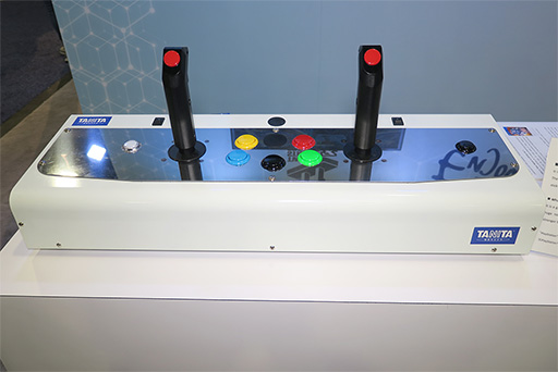 画像ギャラリー No.004のサムネイル画像 / タニタ，PS4用「ツインスティック」の試作機をCES 2019で公開。製品版に向けてボタン配置はなお検討中