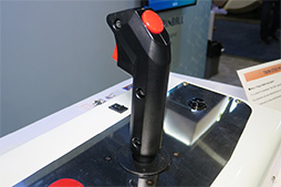 画像ギャラリー No.005のサムネイル画像 / タニタ，PS4用「ツインスティック」の試作機をCES 2019で公開。製品版に向けてボタン配置はなお検討中