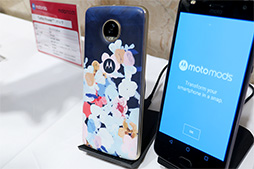 画像ギャラリー No.004のサムネイル画像 / Motorola，新型SIMロックフリースマホ「Moto Z2 Play」を6月29日に国内発売。背面装着型オプション「Moto Mods」にも対応