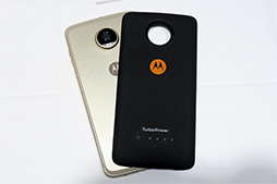 画像ギャラリー No.006のサムネイル画像 / Motorola，新型SIMロックフリースマホ「Moto Z2 Play」を6月29日に国内発売。背面装着型オプション「Moto Mods」にも対応