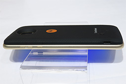 画像ギャラリー No.007のサムネイル画像 / Motorola，新型SIMロックフリースマホ「Moto Z2 Play」を6月29日に国内発売。背面装着型オプション「Moto Mods」にも対応
