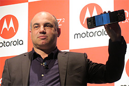 画像ギャラリー No.009のサムネイル画像 / Motorola，新型SIMロックフリースマホ「Moto Z2 Play」を6月29日に国内発売。背面装着型オプション「Moto Mods」にも対応