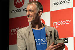 画像ギャラリー No.011のサムネイル画像 / Motorola，新型SIMロックフリースマホ「Moto Z2 Play」を6月29日に国内発売。背面装着型オプション「Moto Mods」にも対応
