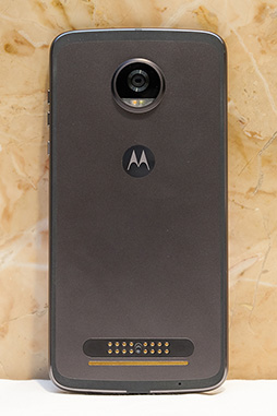 画像ギャラリー No.005のサムネイル画像 / Motorolaの新型スマホ「Moto Z2 Play」テストレポート。ゲームの動作も快適でミドルクラスの有力候補だ
