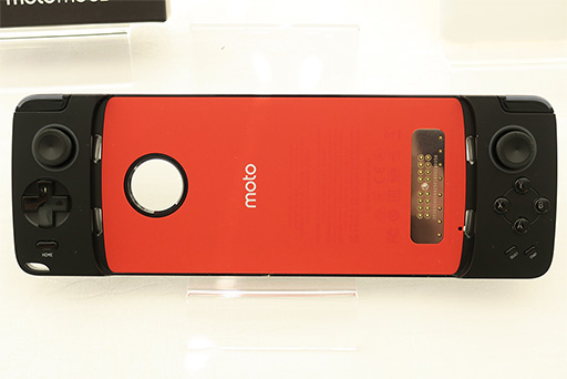 画像ギャラリー No.003のサムネイル画像 / Motorola，デュアルレンズ搭載の新型スマートフォン「Moto X4」を発売。「Moto Mods」の新作となるゲームパッドも