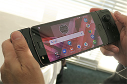 画像ギャラリー No.011のサムネイル画像 / Motorola，デュアルレンズ搭載の新型スマートフォン「Moto X4」を発売。「Moto Mods」の新作となるゲームパッドも