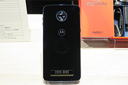 画像ギャラリー No.003のサムネイル画像 / Motorola，ミドルクラス市場向け新型スマートフォン「moto z3 play」を10月13日国内発売。6インチ級で約156gの軽さが魅力