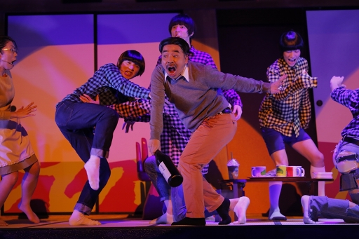 画像ギャラリー No.011のサムネイル画像 / 松野家，崩壊の危機――？　6つ子たちが本領発揮した喜劇「おそ松さん」ゲネプロ公演をレポート